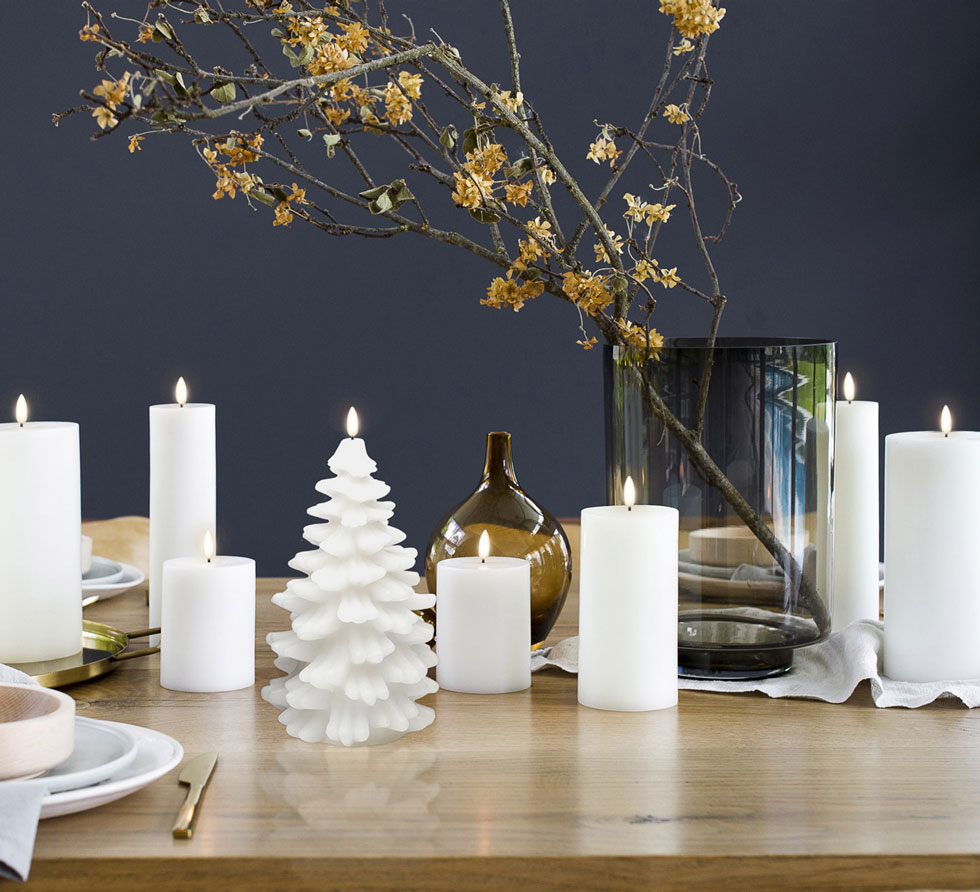 A contemporary Christmas dining table with Uyuni Lighting
