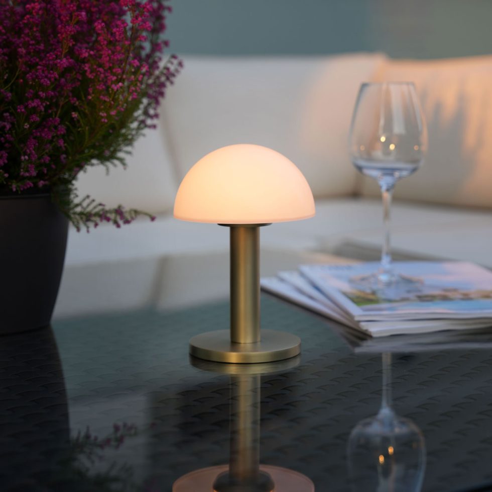 Villeroy & Boch Bergamo Brushed Gold USB rechargeable LED table lamp creating outdoor ambience