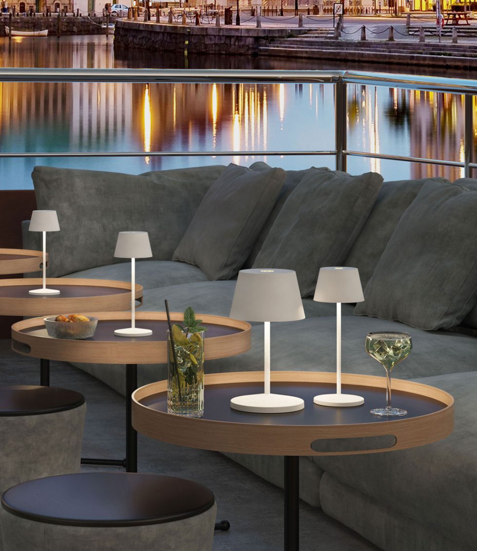 Villeroy & Boch Seoul and Seoul Micro Matte White rechargeable LED table lamps creating ambience in an outdoor hospitality setting